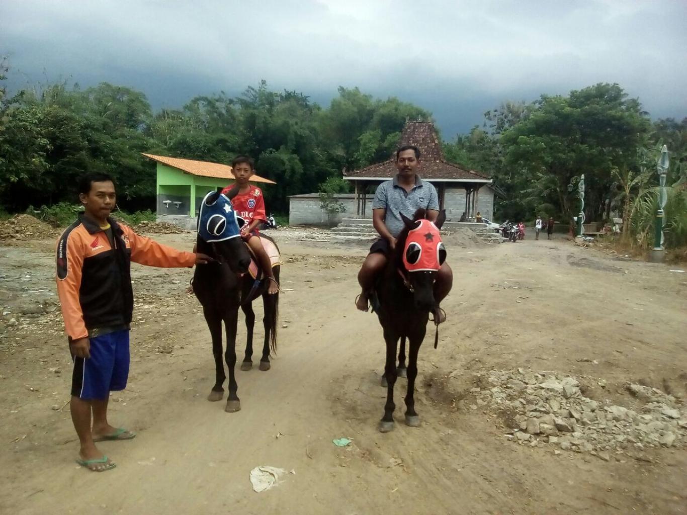Kawasan Wisata Banyu Kencono : Datangkan 2 ekor kuda tunggang terlatih
