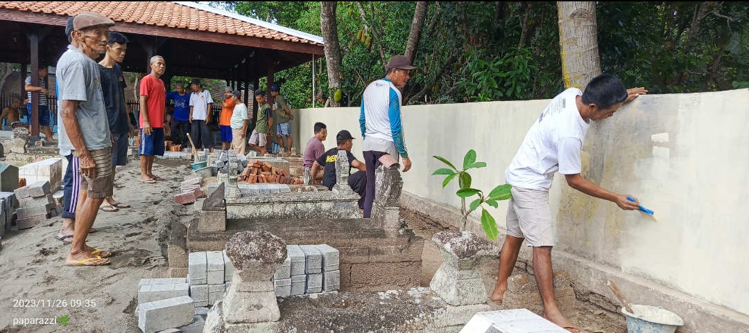 Gotong Royong Pemasangan Paving Block di Makam Kyai Joned